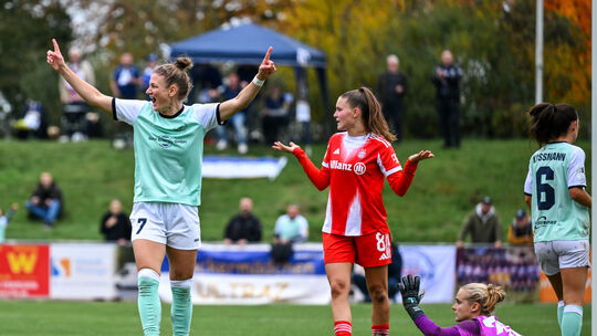 So schön jubeln möchte Andernachs Carolin Schraa (von links), die in München fehlte, nun gern im Heimspiel gegen den SV Meppen.