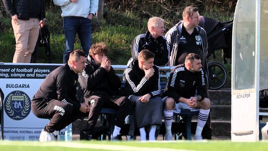 Der Blick der Mendiger Bank um Trainer Damir Mrkalj (links) geht zwar nach Wittlich am Sonntag, aber auch schon Richtung Kellerd