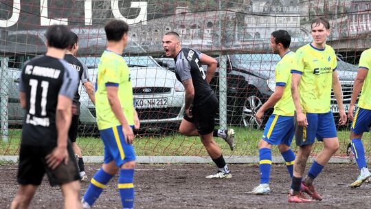 Ein Torfestival gab's im Hinspiel, als Anadolu Koblenz (in Schwarz) auf dem Hartplatz Feste Franz 5:3 gegen den SV Weitersburg g