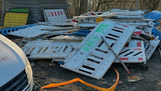 Zu den Hinterlassenschaften von Phoenix Engineerung in Berg gehören auch diese kreuz und quer herumliegenden Straßenabsperrungen