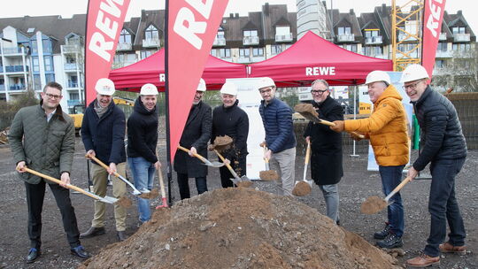 Mit dem symbolischen Spatenstich wurde der Bau des neuen Rewe-Markts im Rauental offiziell gestartet. Den Markt wird später Pasc
