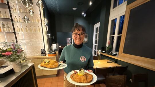 Da kommen sie, die ersten Schnitzel. Im geschmackvoll modernisierten Alten Bahnhof in Polch können Gäste jetzt wieder speisen. N
