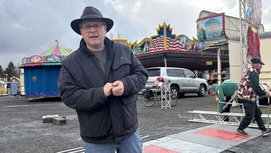 Hofft auf gutes Wetter ab diesem Freitag: Veranstalter Herbert Meyer vor dem Gelände der Osterkirmes in Neuwied.