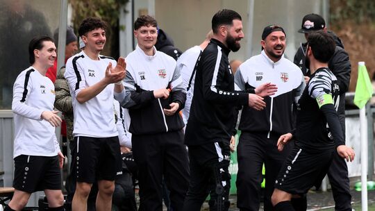 TuS Mayens Trainer Marc Steil (Mitte) und sein Team möchten weiter auf sich selbst schauen, um die Tabellenführung bis zum Ende