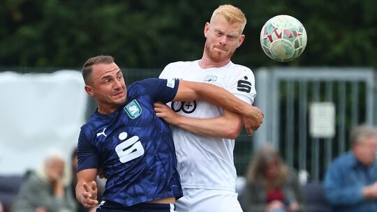 Philipp Schmitz (weißes Trikot, hier im Duell mit Mülheim-Kärlichs Pascal Steinmetz) wird der SG 99 Andernach bei der Auswärtsfa