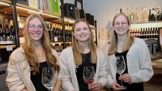 Die designierte Blütenkönigin Caroline (Mitte) freut sich zusammen mit ihren Prinzessinnen Lilli (links) und Ann-Kathrin (rechts