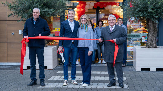 Nach wochenlanger Schließung öffnet der Rewe-Markt Guido Hörle in Vallendar wieder. Ebenfalls dabei: Erster Beigeordneter der St