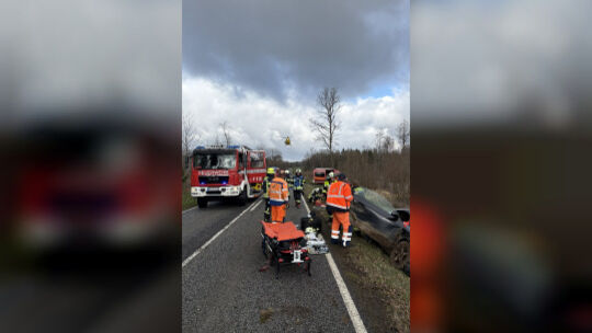 Zahlreiche Rettungskräfte waren am Donnerstagvormittag bei einem Unfall auf der L299 bei Waldmühlen im Einsatz.