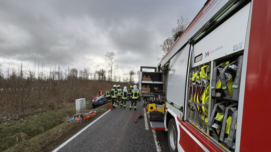 Bei dem Unfall wurde eine Frau in ihrem Auto eingeklemmt. Sie musste von der Feuerwehr befreit werden.