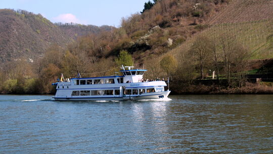 Eine Schifffahrt auf der Mosel gehört zu den Attraktionen, die jedes Jahr Hunderttausende Urlauber in die Verbandsgemeinde Coche