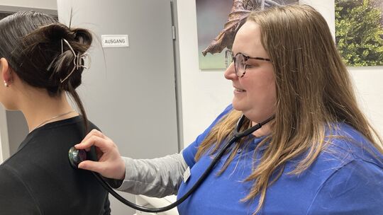 Das Abhören, wie hier in einer gestellten Szene, gehört zu den Tätigkeiten, die Stephanie Hüsch (rechts) als Primary Care Manage