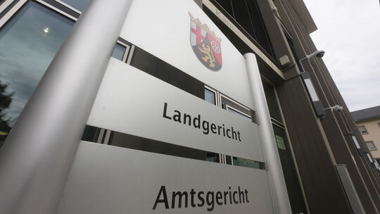 Am Landgericht Koblenz muss sich ein 18-Jähriger wegen mutmaßlich heimtückischen Mords verantworten.