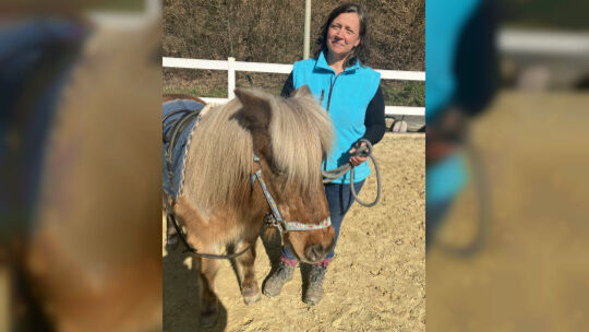 Bianca Belleflamme aus Selbach, hier mit ihrem 32 Jahre alten Pony Werner, ist Sprecherin der Bürgerinitiative Wolfsprävention W