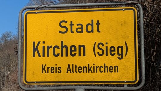 In der Stadt Kirchen soll ein Mann einem Mittwoch im März im eigenen Wohnhaus ermordet worden sein.