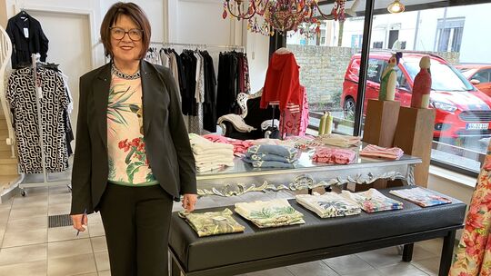 Inka Pawlowski in ihrem wohlgepflegten und alteeingesessenen Modegeschäft Ineka in Höhr-Grenzhausen
