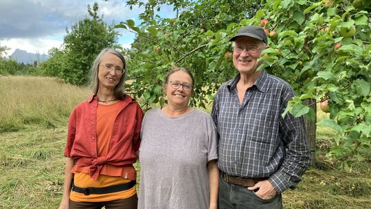 Die Vorstandsvorsitzenden vom Nabu Altenkirchen (v.l.): Wanja Schliffkowitz, Jutta Seifert und Harry Sigg stehen auf einer der S