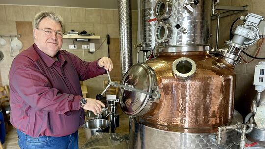 Mehr als nur ein Hobby: Brennen ist Martin Genstys Leidenschaft. In Hilgert betreibt er eine Edeldestille im Nebenerwerb.