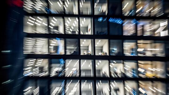 Arbeitnehmer täuschen Aktivität am Arbeitsplatz vor.