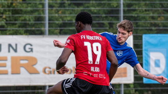Im Hinspiel behielt der FV Rübenach um Hamza Aliou (Nummer 19) noch mit 4:3 die Oberhand gegen Laubach um Marco Krenn. Ins Rücks