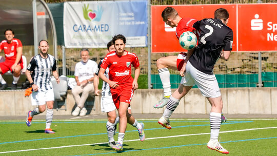 Der VfB Linz II (schwarz-weiße Trikots, hier beim Auswärtsspiel beim SV Rheinbreitbach II) hat noch Chancen auf den Aufstieg in