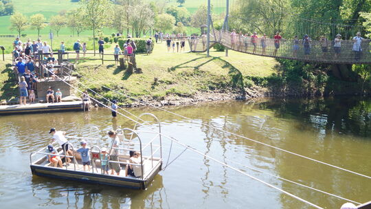 Die Perspektive eines schönen Familienlebens auf dem Land - etwa mit Spaß auf dem Sobernheimner Barfußpfad - darf nicht untersch