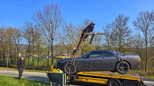 Der Unfall mit dem Dodge Challenger am Kreisel bei Simmertal beschäftigt die deutsche Polizei und auch die US-Militärpolizei Bau