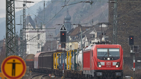 Ein Güterzug rollt durch Kaub am rechten Rheinufer. Bahnanwohner im Tal leiden teils unter zu hohen Lärmpegeln, wie die Bürgerin Ein Güterzug rollt durch Kaub am rechten Rheinufer. Bahnanwohner im Tal leiden teils unter zu hohen Lärmpegeln, wie die Bürgerin
