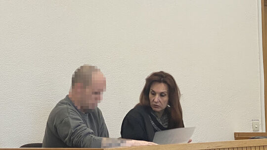 Der Angeklagte mit seiner Verteidigerin Stefanie Angermann (Bad Kreuznach).