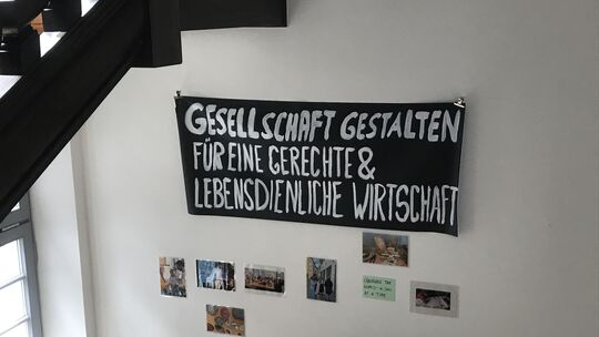 Das Motto, dem sich Dozenten, Studierende und Mitarbeiter der Hochschule für Gesellschaftsgestaltung verschrieben haben, prangt