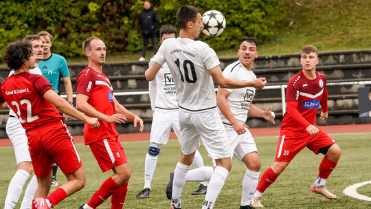 Der SV Windhagen (weiße Trikots) schlug die SG Lautzert-Oberdreis in der Hinrunde mit 2:1 und möchte den Kombinierten auch am ko
