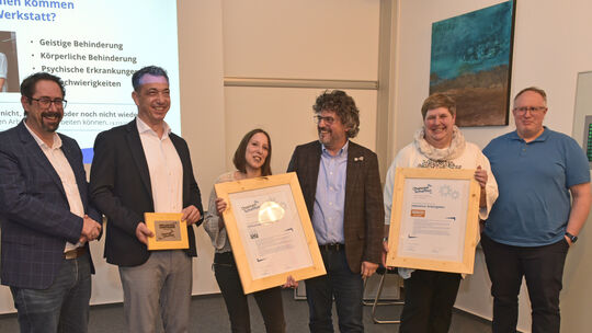 Dr. Andreas Neumann (3. von rechts), der Geschäftsführer des Lebenshilfe Chancen-Zentrums, zeichnete die Stadtverwaltung Bad Kre