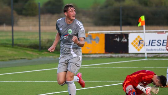 In der Hinrunde setzte sich der FC Borussia Niederroßbach mit 4:0 gegen die SG Ahrbach durch. Luca Reichmann brachte den Ball in