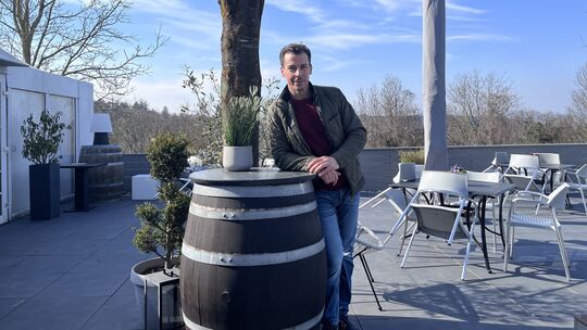 Die Terrasse auf dem Hofgut Rheingrafenstein wird am 3. Mai offiziell eröffnet. An den Sonntagen können hier bis zu 60 Gäste Pla