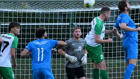 Nicht zu beneiden: In der Hinrunde musste Müschenbachs Torwart David Aust (Mitte) gegen die SG 06 Betzdorf zehnmal hinter sich g