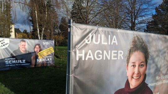 Die beiden Kandidaten für die Stichwahl am 12. April, Markus Schulz und Julia Hagner, stellen sich auf drei weitere Wochen anstr