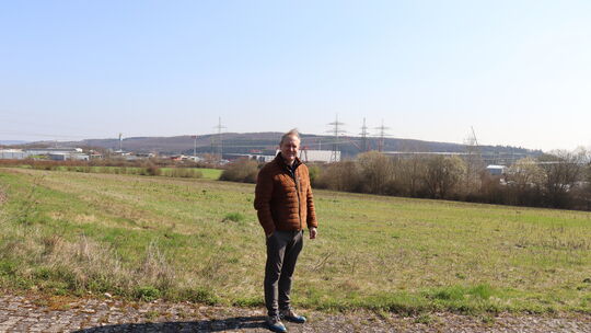 Ein verfügbarer Platz im Gewerbepark? Mitnichten, sagt Waldlaubersheims Ortsbürgermeister Torsten Strauß vor der Kulisse der Ha Ein verfügbarer Platz im Gewerbepark? Mitnichten, sagt Waldlaubersheims Ortsbürgermeister Torsten Strauß vor der Kulisse der Ha