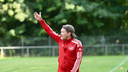 Mit einem Heimsieg gegen Mitbewerber TuS Burgschwalbach II kann sich Coach Chris Jannik Dietrich mit seiner SG Birlenbach/Schönb
