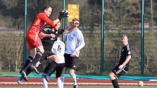 Beim 2:2 im Derby gegen Schlusslicht SG Mont Royal (in Schwarz) musste Florian Binzen, Torwart der SG Zell/Bullay/Alf, zweimal h