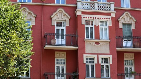 Ein Altbau mit rotem Fassadenanstrich Ein Altbau mit rotem Fassadenanstrich