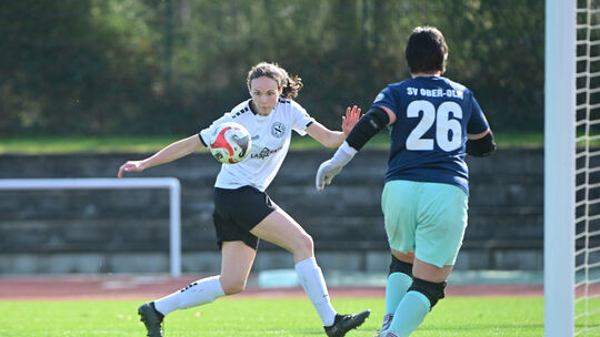 Gegen Ober-Olm tauchten Celine Dickopf (links) und der SC 13 Bad Neuenahr häufig vorm gegnerischen Tor auf, beim Auswärtsspiel i