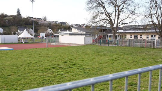 Der neue Spielplatz entsteht auf der freien Wiese am Sportpark, in direkter Nachbarschaft zum Kleinspielfeld und Sportpark.