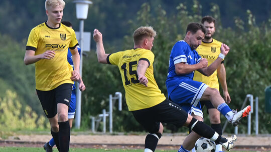 Im Kellerduell zwischen Schönstein (in Gelb) und der SG Gebhardshainer Land geht es am Sonntag um wichtige Punkte im Kampf gegen