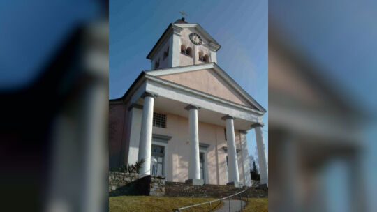 Der "Dom des Aartals" in Oberneisen: Weithin sichtbar steht die Rundkirche am ostwärtigen Ortsrand hoch über der Gemeinde.