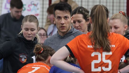 Peter Nogueira Schmid bleibt auch nach dem Abstieg Trainer der SG Koblenz-Maifeld Volleys.