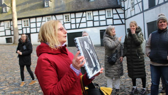 Christiane Weber aus dem Team der Wissener Gästeführer verstand es prima, die Teilnehmer zu informieren und zu unterhalten, hier