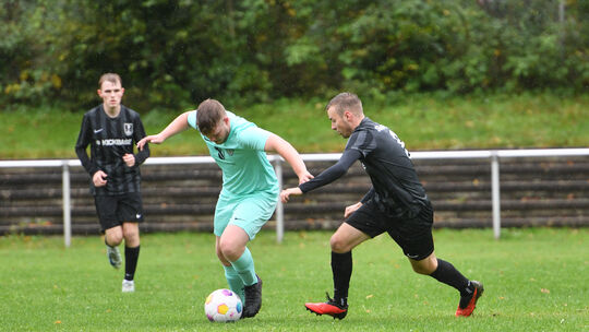 Simon Diel (am Ball, gegen Aar-Einrichs Corvin Schwenk) wird alles daran setzen, dem designierten Meister Sportfreunde Bad Ems m
