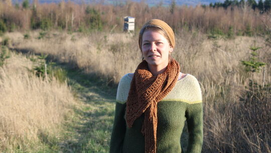 Maike Neervort betreibt in Winden eine Wildnisschule. Dort leitet sie zusammen mit ihrem Kollegen Nils Stauch die bundesweit ers