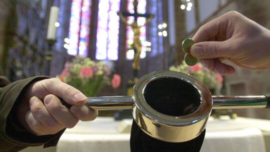 Finanzielle Unregelmäßigkeiten: Das Trierer Generalvikariat hat einen weiteren Priester von seinen Aufgaben entpflichtet.