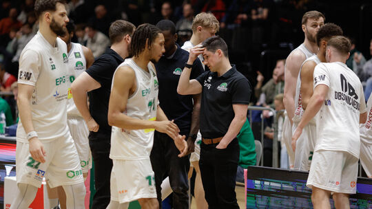 Baskets-Trainer Stephan Dohrn (Mitte) stand die Enttäuschung nach dem Spiel gegen Paderborn ins Gesicht geschrieben.