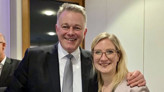 CDU-Fraktionsführer Gordon Schnieder und CDU-Direktkandidatin Karina Wächter freuen sich über den Wahlerfolg ihrer Partei bei de